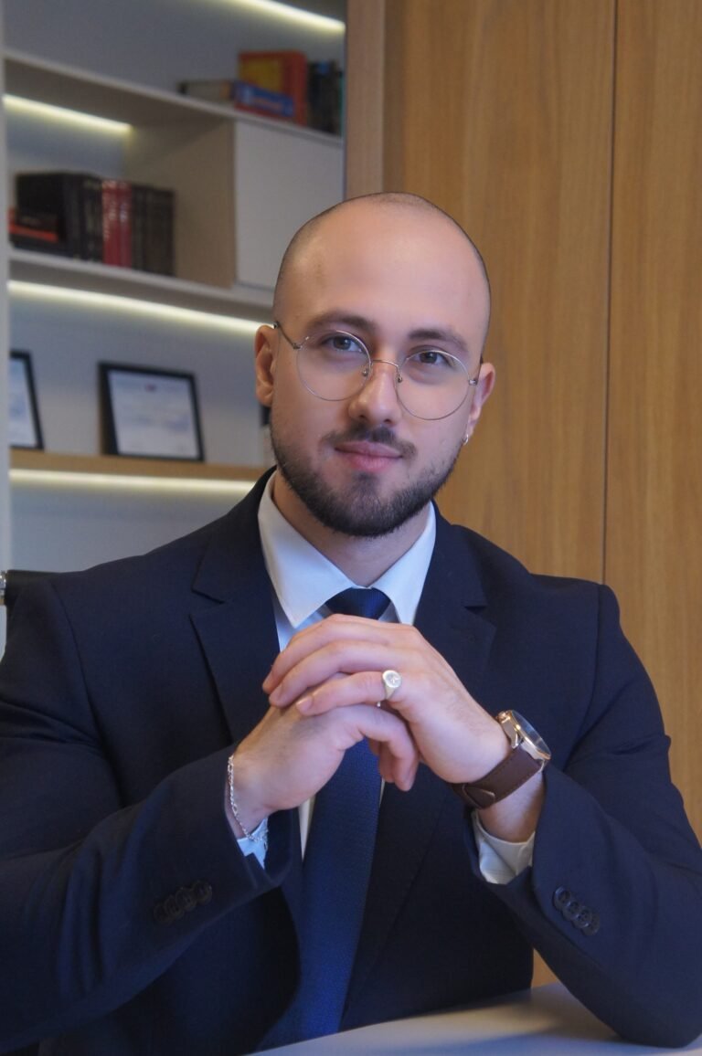 Retrato do Dr. Pedro Edler, advogado eleitoral, em seu escritório